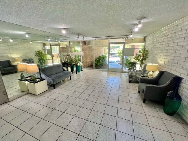 Building Photo - Modern 2 bedroom Gem Close to the Beach