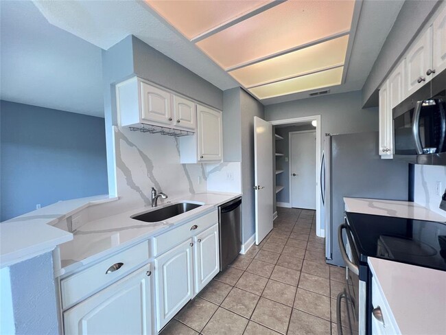 Building Photo - 4711 Spicewood Springs Rd