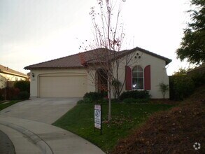 Building Photo - Beautifully Maintained and Upgraded Parkwa...