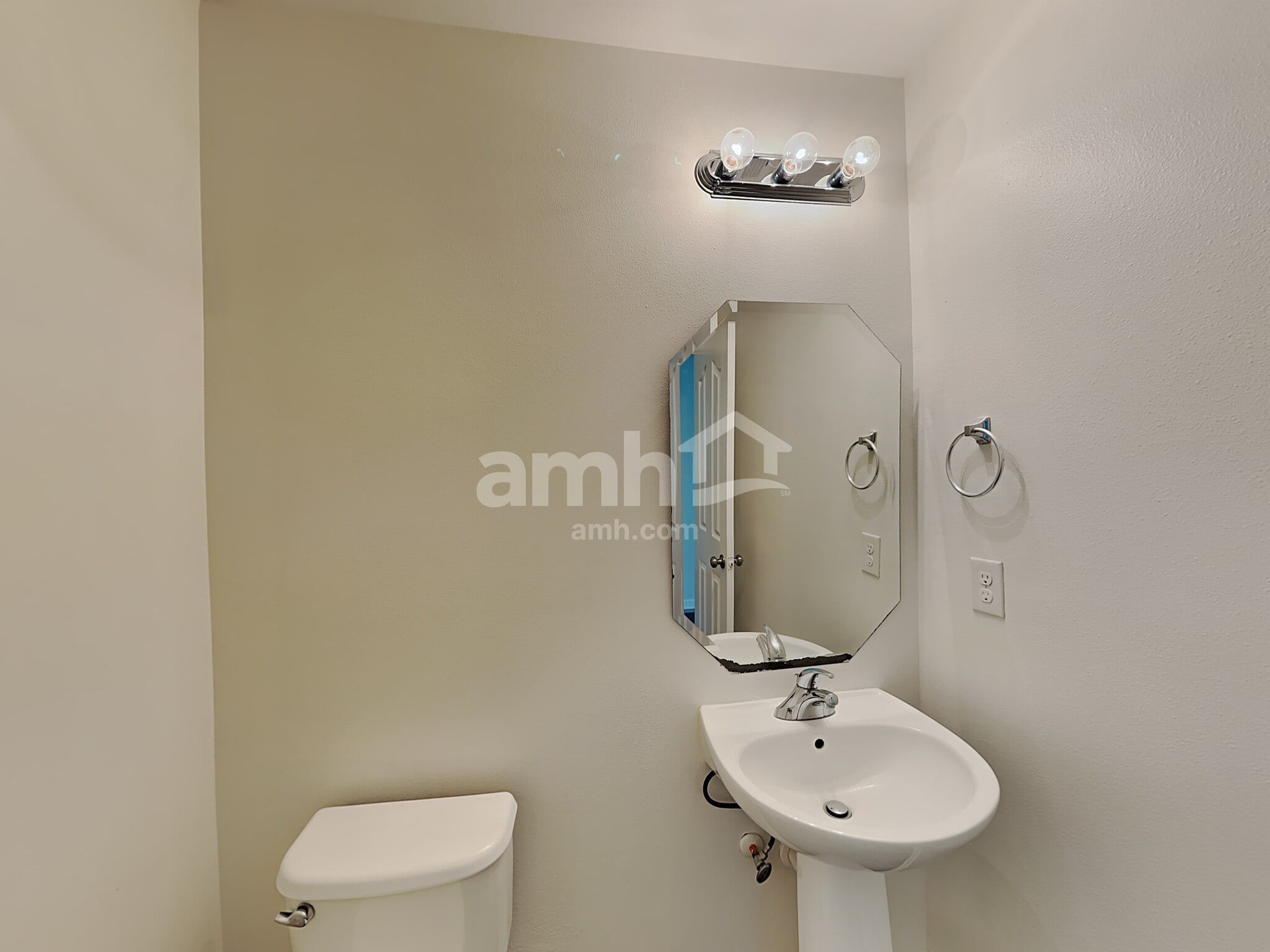 Building Photo - 1748 Eastway Dr