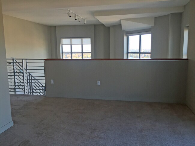 Building Photo - Fantastic 2 Bed/2Bath Penthouse with Panor...