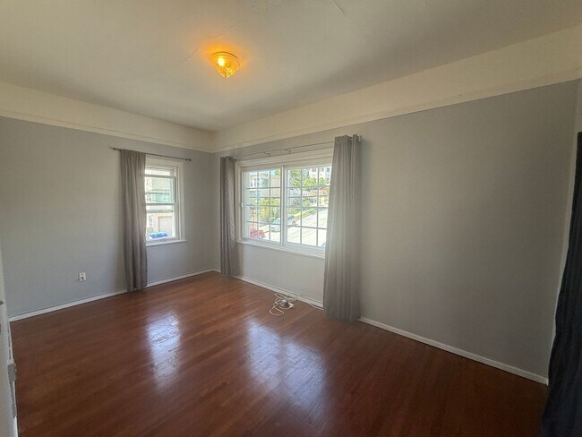 Building Photo - Beautiful 2 bedroom 1 bathroom upstairs ap...
