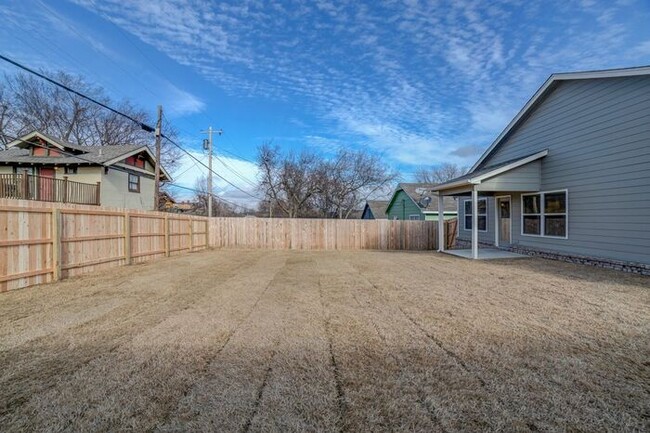 Building Photo - Gorgeous 3/2/2 Home Close to Downtown! MOV...