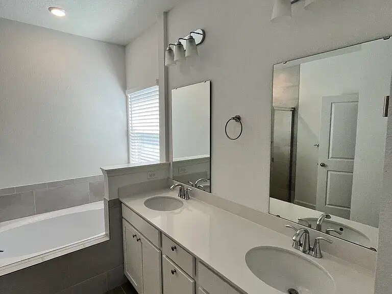 Master bathroom - 15591 Whispering Fir Dr