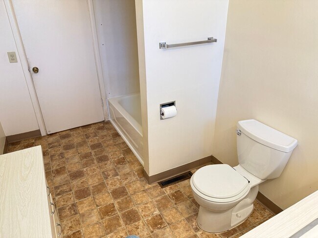 Building Photo - 3 bedroom, 1.5 bath house in Eugene!