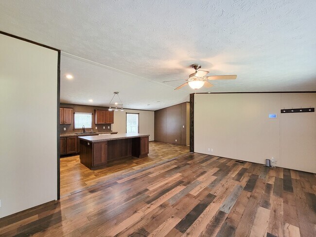 Building Photo - 10754 Lake Shore Dr