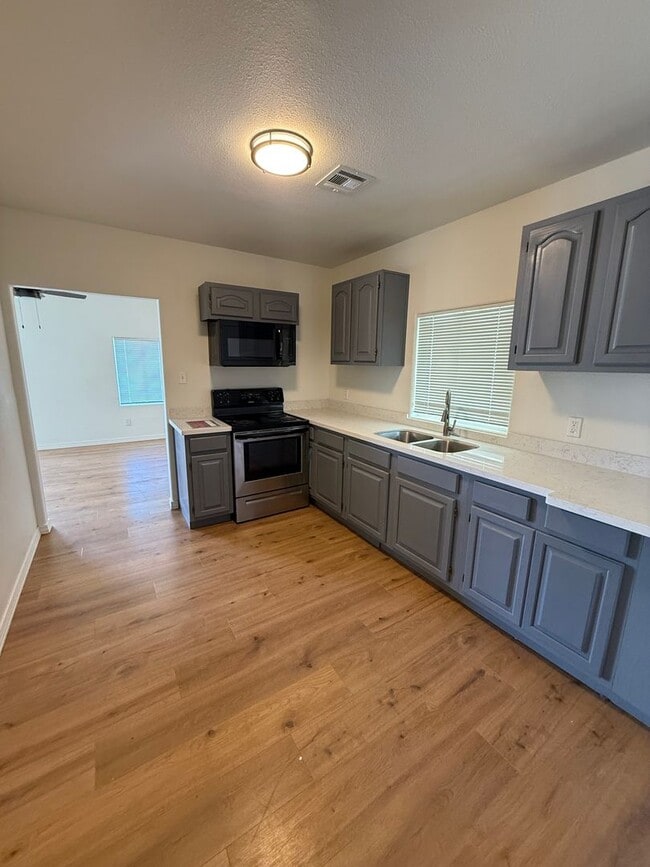 Building Photo - Remodeled 2 Bedroom w/ Utilities Included!