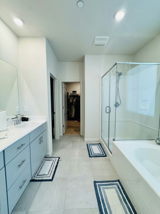 Building Photo - 4018 Kenwood Cir