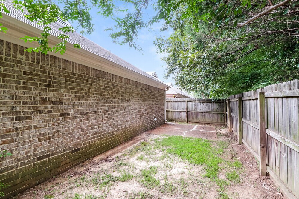 Building Photo - 6824 Kamali Ave