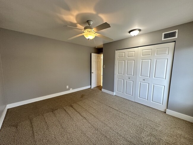 Building Photo - Villas of Cascade 2 Bedroom Condo Upper Unit