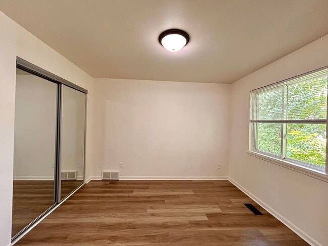 Building Photo - Four Bedroom Duplex in Cascade