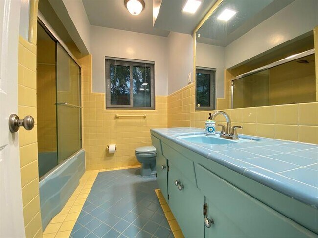 Building Photo - 1049 Van Buren St