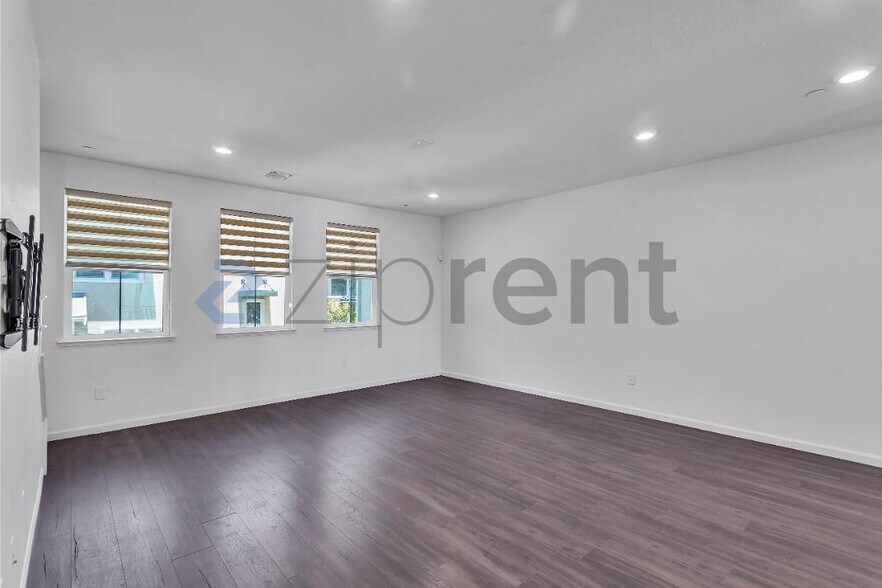 Building Photo - Unit