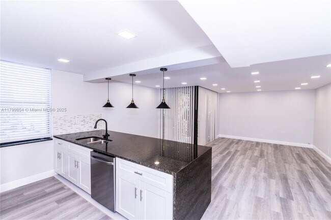 Building Photo - 450 Egret Cir