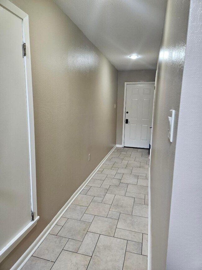 Building Photo - 2711 Greenbriar Dr