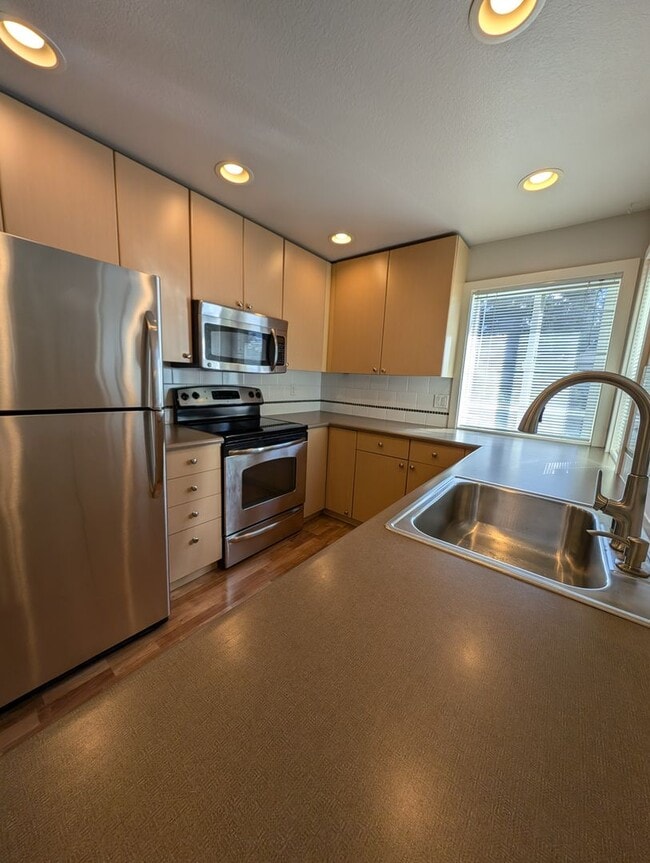 Building Photo - High End 3 Br Condo off of Bothell-Everett...