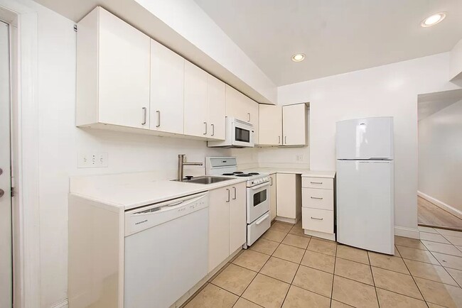 Building Photo - Charming 2br/1ba Near U St/Shaw with Parking!