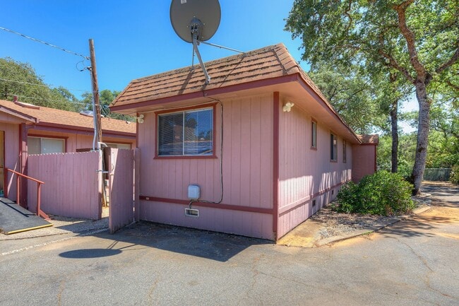 Building Photo - 162 Feathervale Dr
