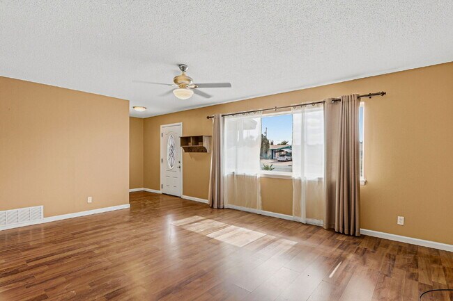 Building Photo - 3-Bedroom Home on Wedgewood Drive fully landscaped