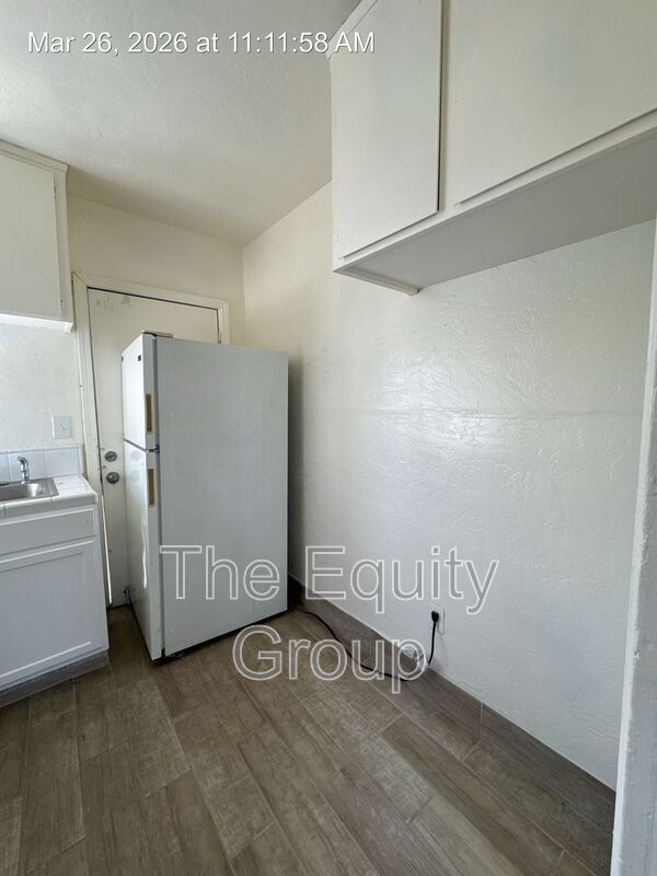 Building Photo - 240 E Hanford Armona Rd