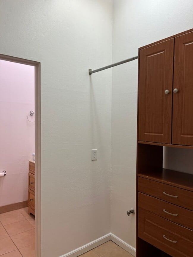 Building Photo - Orchid Manor Studio - Lease Pending