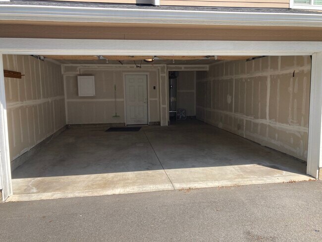 2 car garage - 752 E Spokane Ave