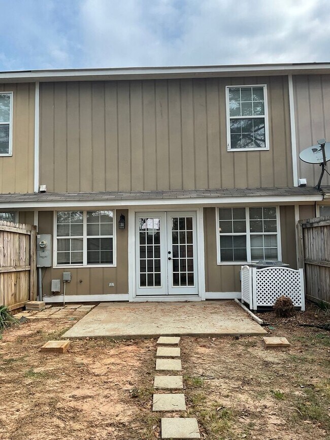 Building Photo - Briarwood West!!  LVP In Living Room!!