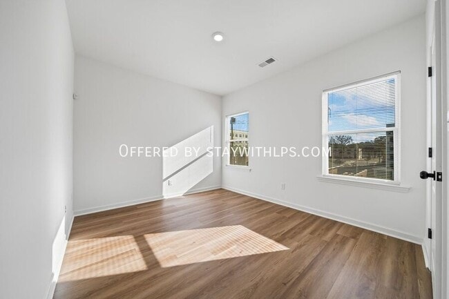 Building Photo - 1571 Court Ave