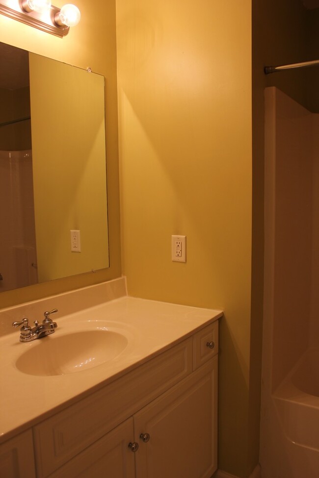 Building Photo - Townhouse for Rent in Taylor Springs