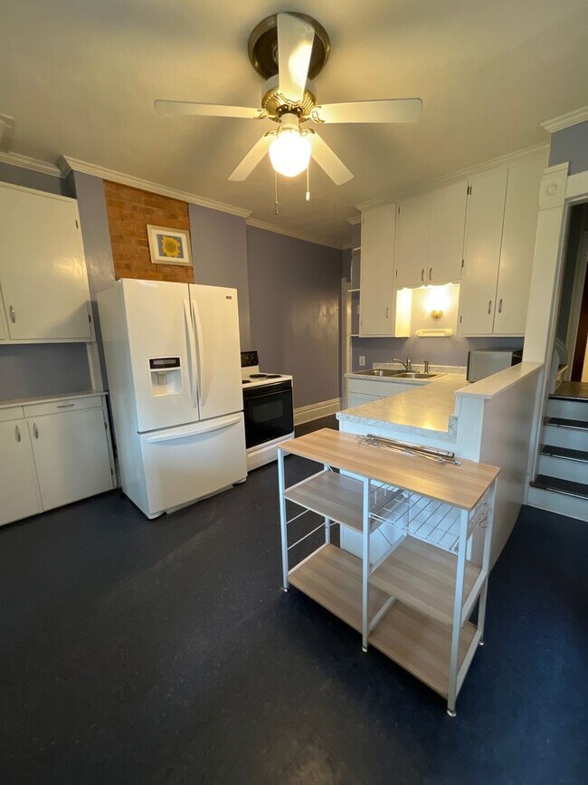 Building Photo - Beautiful 2 bedroom with office in the heart of German Village w/ garage