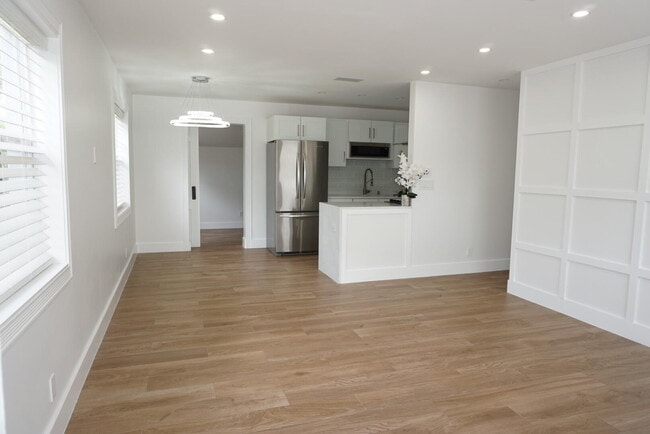 Building Photo - 403 Pinegrove Ave