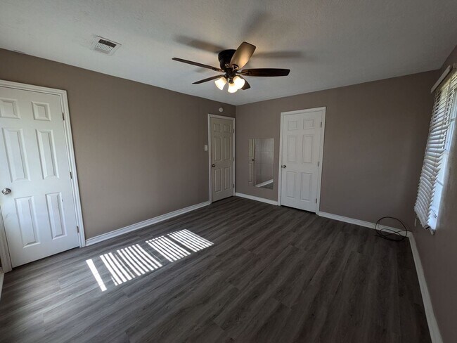 Building Photo - 1901 W Wildwood Ave