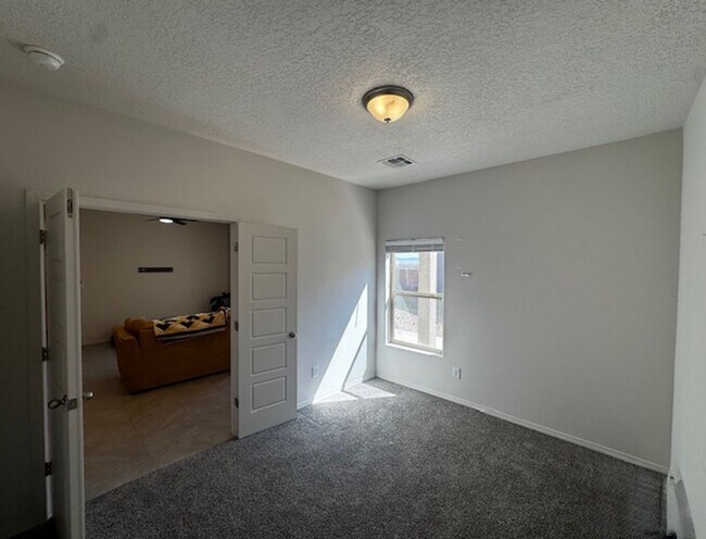 Building Photo - Newer 3 Bed / 2 Bath Home (Built 2024) in Los Lunas