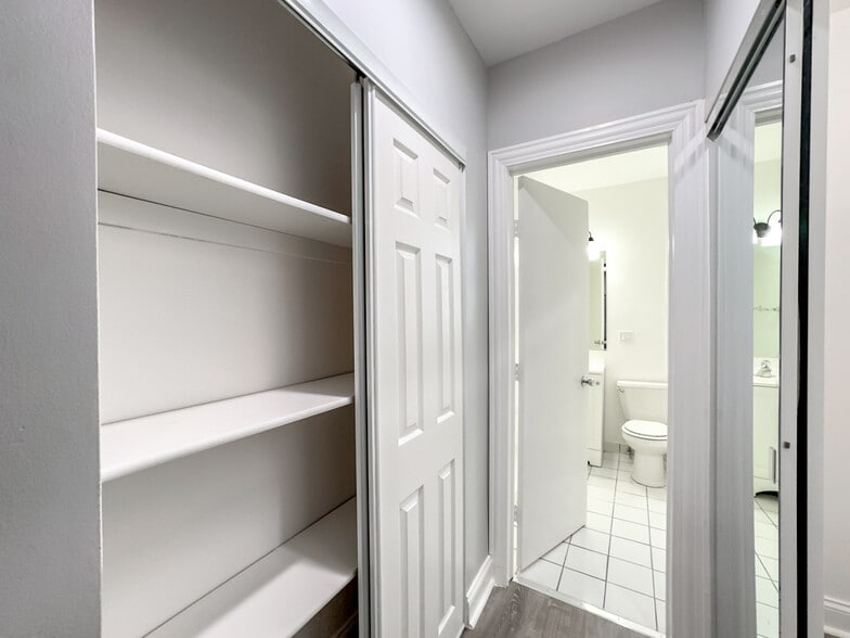 Building Photo - 4241 N Kenmore Ave