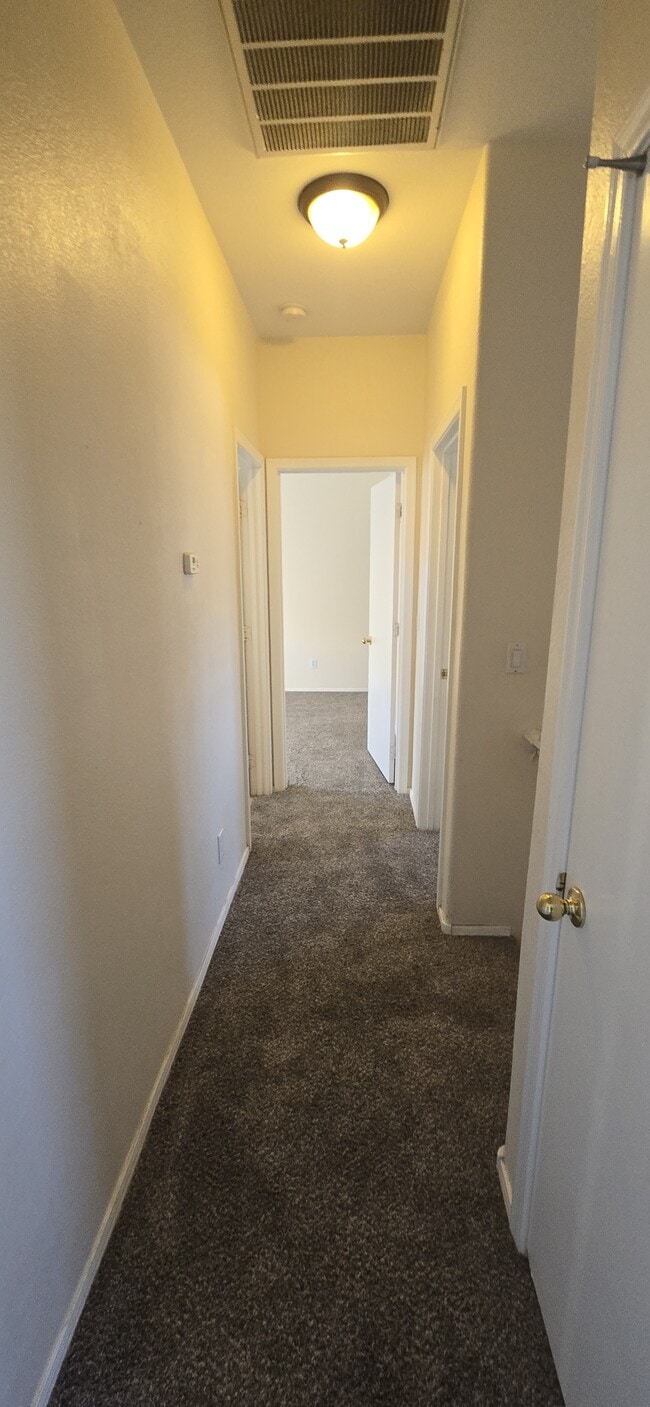 Building Photo - 10433 E Butte St