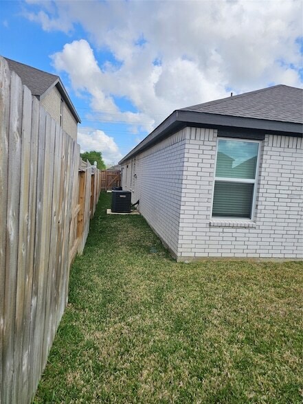 Building Photo - 28751 Texas Plns Dr