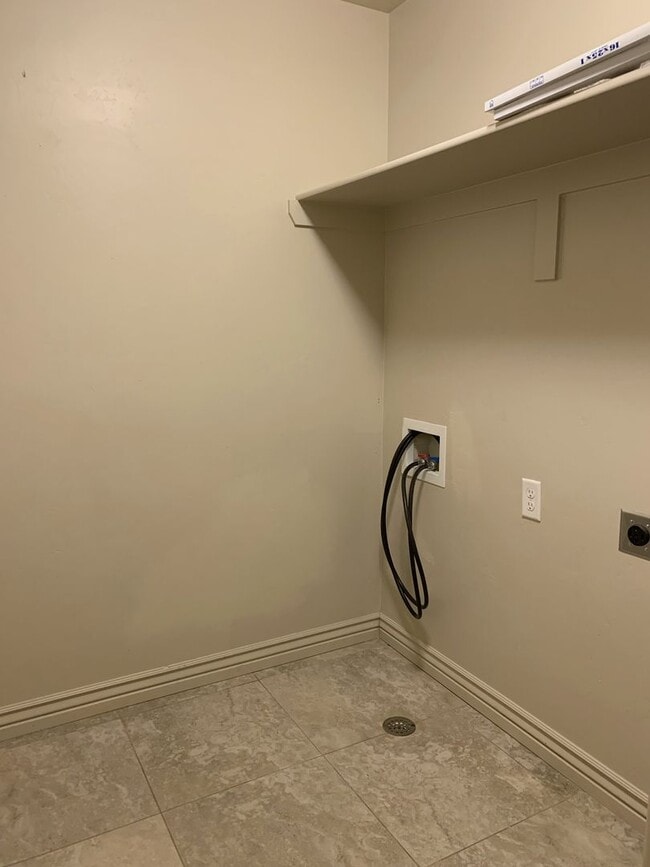 Building Photo - 3 Weeks Rent Free! | Spacious 3 Bed 2.5 Bath Townhome in West Haven | Garage + Pool Community Ame...