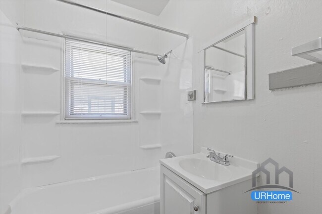 Building Photo - Charming Portland Studio – Prime Walkable Location, $1,100