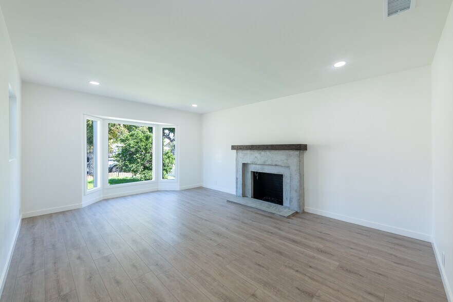 LIVING ROOM - 1011 N Florence St