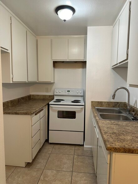 Building Photo - 3565 Linden Ave