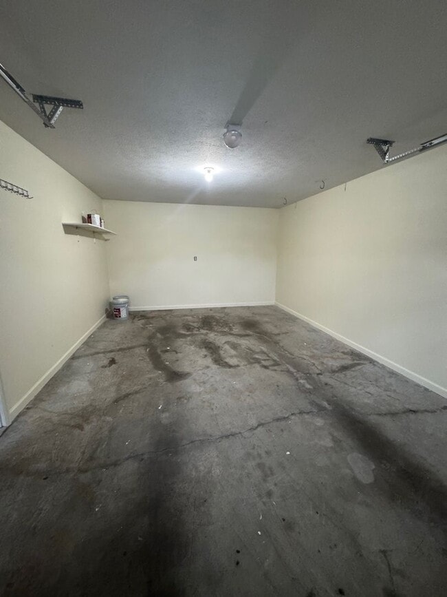 Building Photo - Taylor Spring Townhouse With Garage and Basement