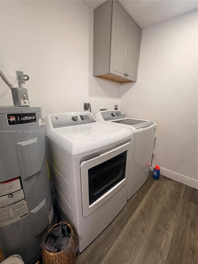 Building Photo - 8221 NW South River Dr