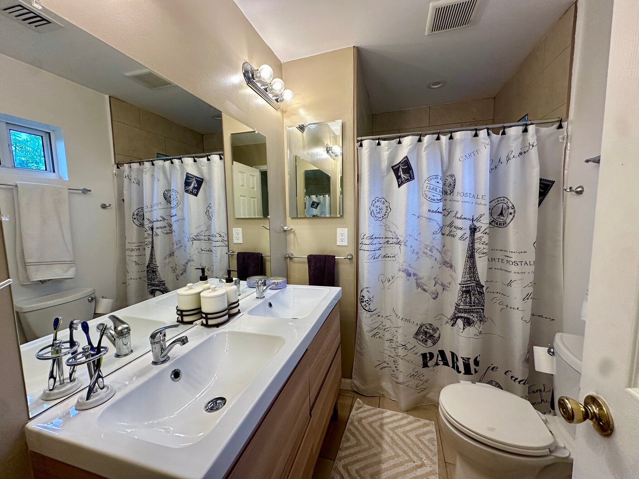 Master bathroom - 8101 SW 22nd Ct