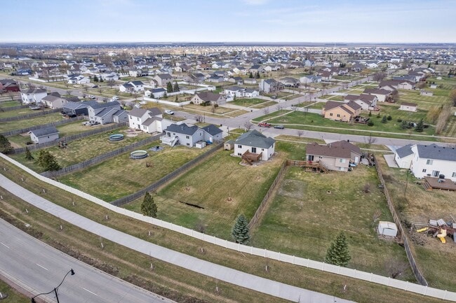 Building Photo - Spacious & Stylish 4-Bedroom Home in West ...