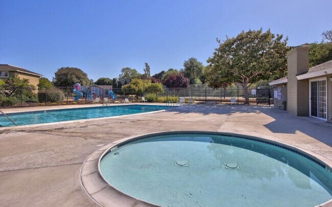 Building Photo - Charming 3-Bedroom Condo in Creekside Village – Prime Location!