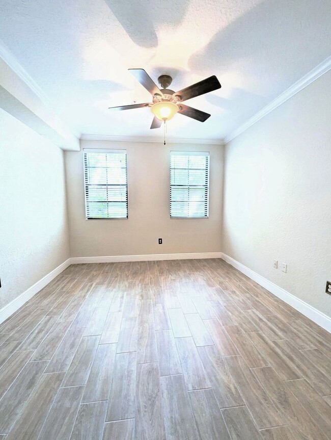 Building Photo - Gorgeous!! Must see 2x2 fully renovated co...