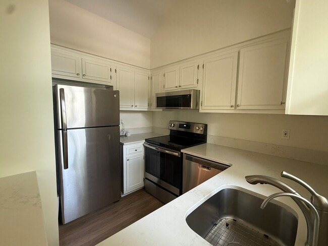 Building Photo - Beautiful Condo in Hillsboro Villlage