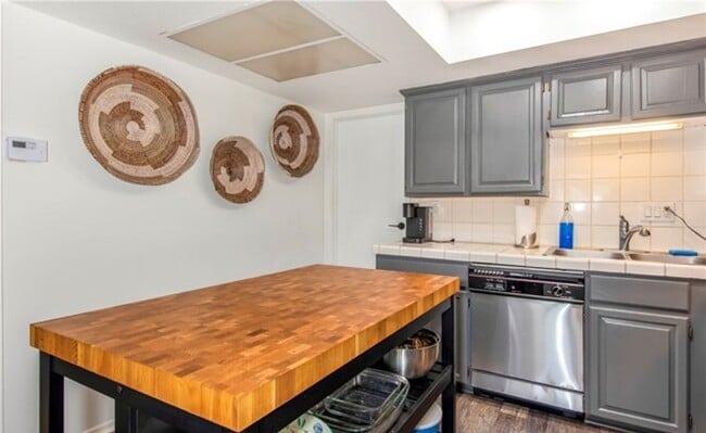 Building Photo - CLEAN & QUIET 2 BED 1 BATH CONDO