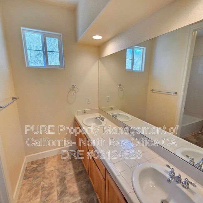 Building Photo - 565 Jorgensen St