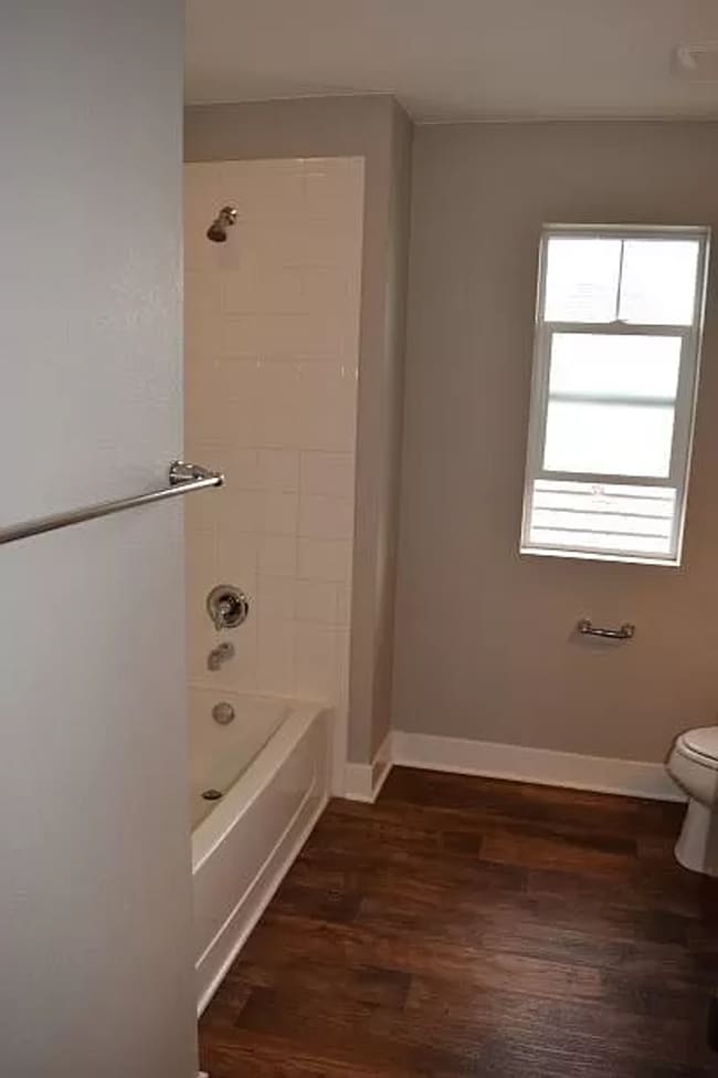 Building Photo - Spacious 3 Bedroom 2.5 Bathroom Home in Me...
